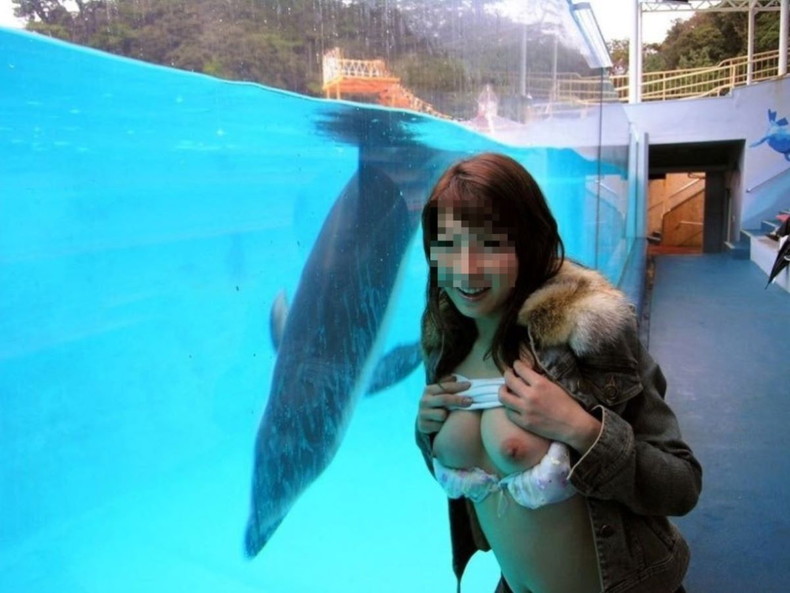 【おっぱい】屋外で自慢の美巨乳晒して露出狂プレイしてる素人ギャルの乳首がスリルでギンギンに勃起してるエロ画像集w【80枚】 25