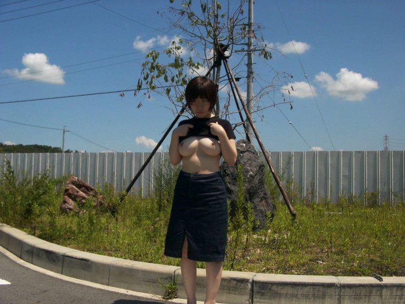 【おっぱい】屋外で自慢の美巨乳晒して露出狂プレイしてる素人ギャルの乳首がスリルでギンギンに勃起してるエロ画像集w【80枚】 35