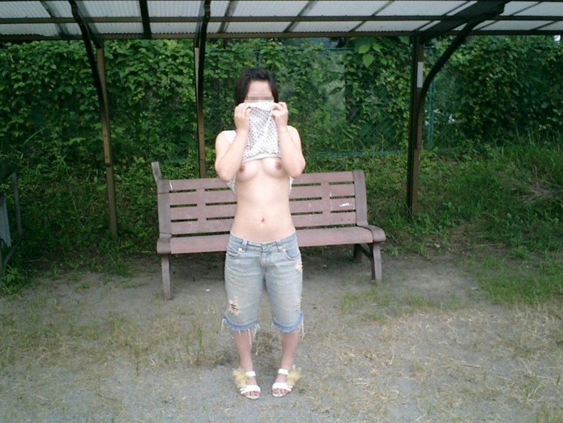 【おっぱい】屋外で自慢の美巨乳晒して露出狂プレイしてる素人ギャルの乳首がスリルでギンギンに勃起してるエロ画像集w【80枚】 53