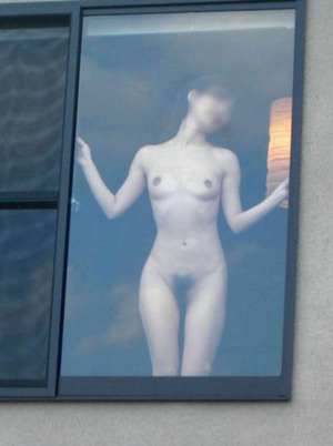 【おっぱい】ホテルの窓際でセックスして街中の人におっぱい露出しちゃってる『窓際おっぱい』画像集ww【80枚】 61