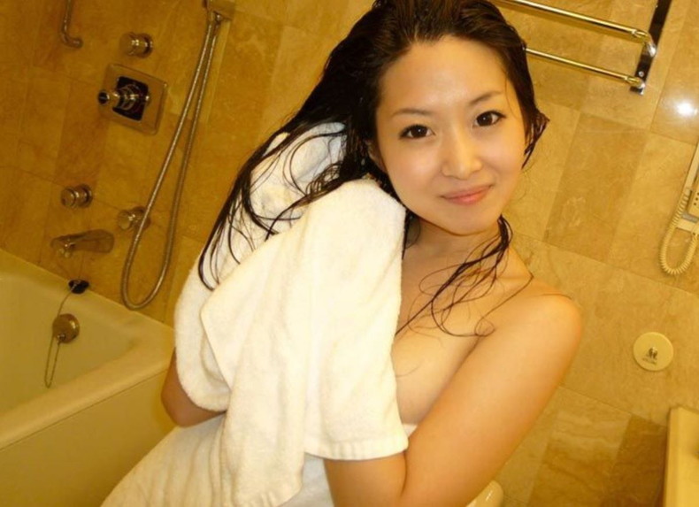 【おっぱい】風呂上がり美女のバスタオルがハラリと取れて見えるおっぱいは格別にエロい！バスタオルのおっぱい画像集ww【80枚】 16