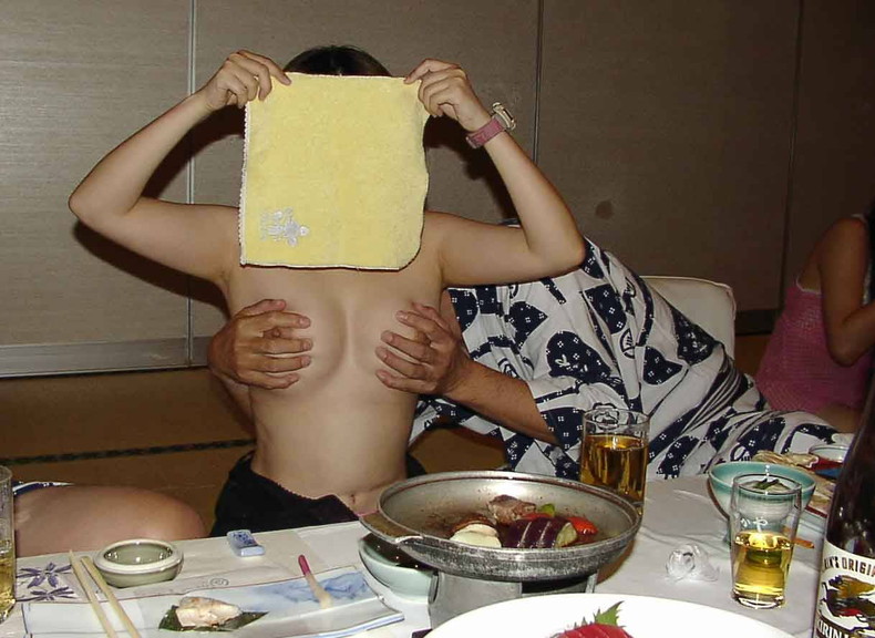 【おっぱい】泥酔した素人ギャルやデカパイOLたちが調子に乗っておっぱいを露出したり服を脱がされ睡眠姦されてる泥酔おっぱい画像集w【80枚】 10