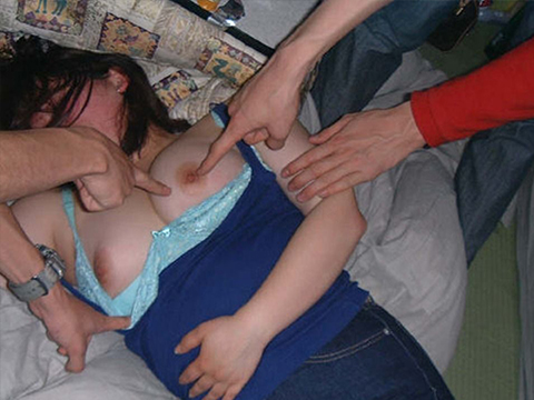 【おっぱい】泥酔した素人ギャルやデカパイOLたちが調子に乗っておっぱいを露出したり服を脱がされ睡眠姦されてる泥酔おっぱい画像集w【80枚】 28