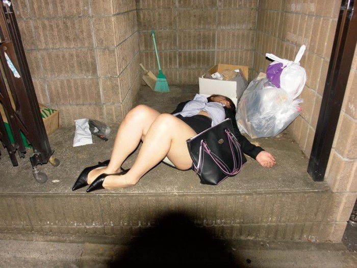 【おっぱい】泥酔した素人ギャルやデカパイOLたちが調子に乗っておっぱいを露出したり服を脱がされ睡眠姦されてる泥酔おっぱい画像集w【80枚】 53