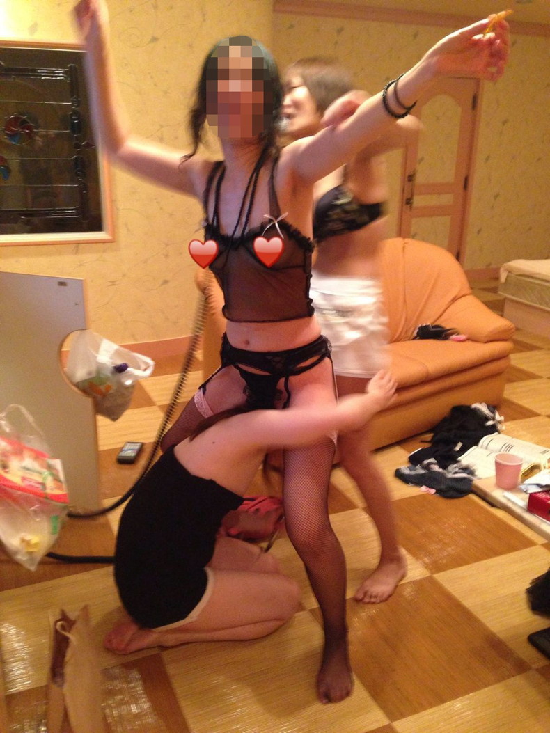 【おっぱい】泥酔した素人ギャルやデカパイOLたちが調子に乗っておっぱいを露出したり服を脱がされ睡眠姦されてる泥酔おっぱい画像集w【80枚】 59