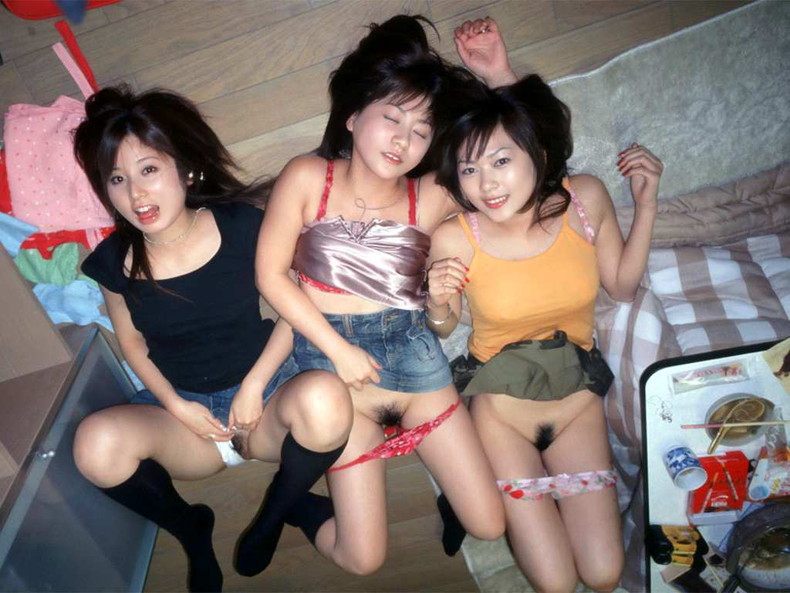 【おっぱい】泥酔した素人ギャルやデカパイOLたちが調子に乗っておっぱいを露出したり服を脱がされ睡眠姦されてる泥酔おっぱい画像集w【80枚】 61