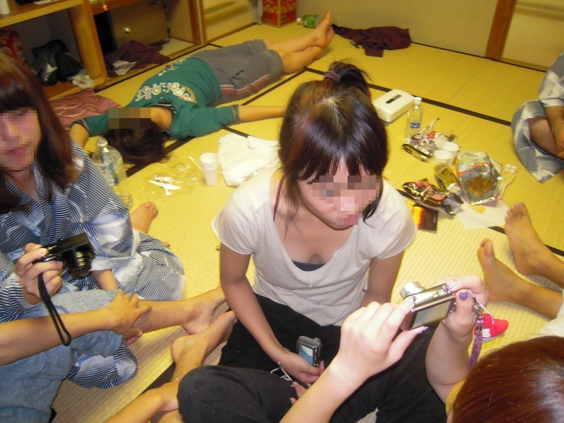 【おっぱい】泥酔した素人ギャルやデカパイOLたちが調子に乗っておっぱいを露出したり服を脱がされ睡眠姦されてる泥酔おっぱい画像集w【80枚】 62