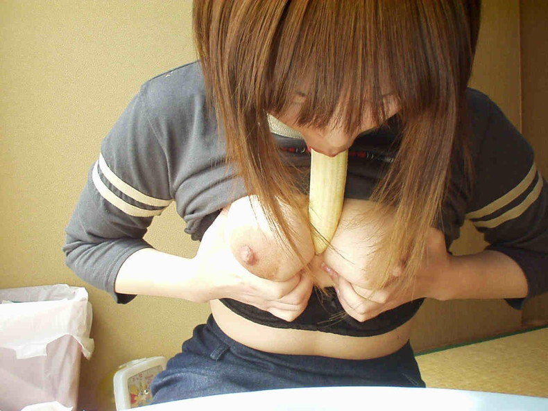 【おっぱい】スライムおっぱいな爆乳娘が野菜やバイブで疑似パイズリ!貧乳娘も頑張ってボトルをパイズリしてる疑似パイズリのおっぱい画像集!ww【80枚】 05