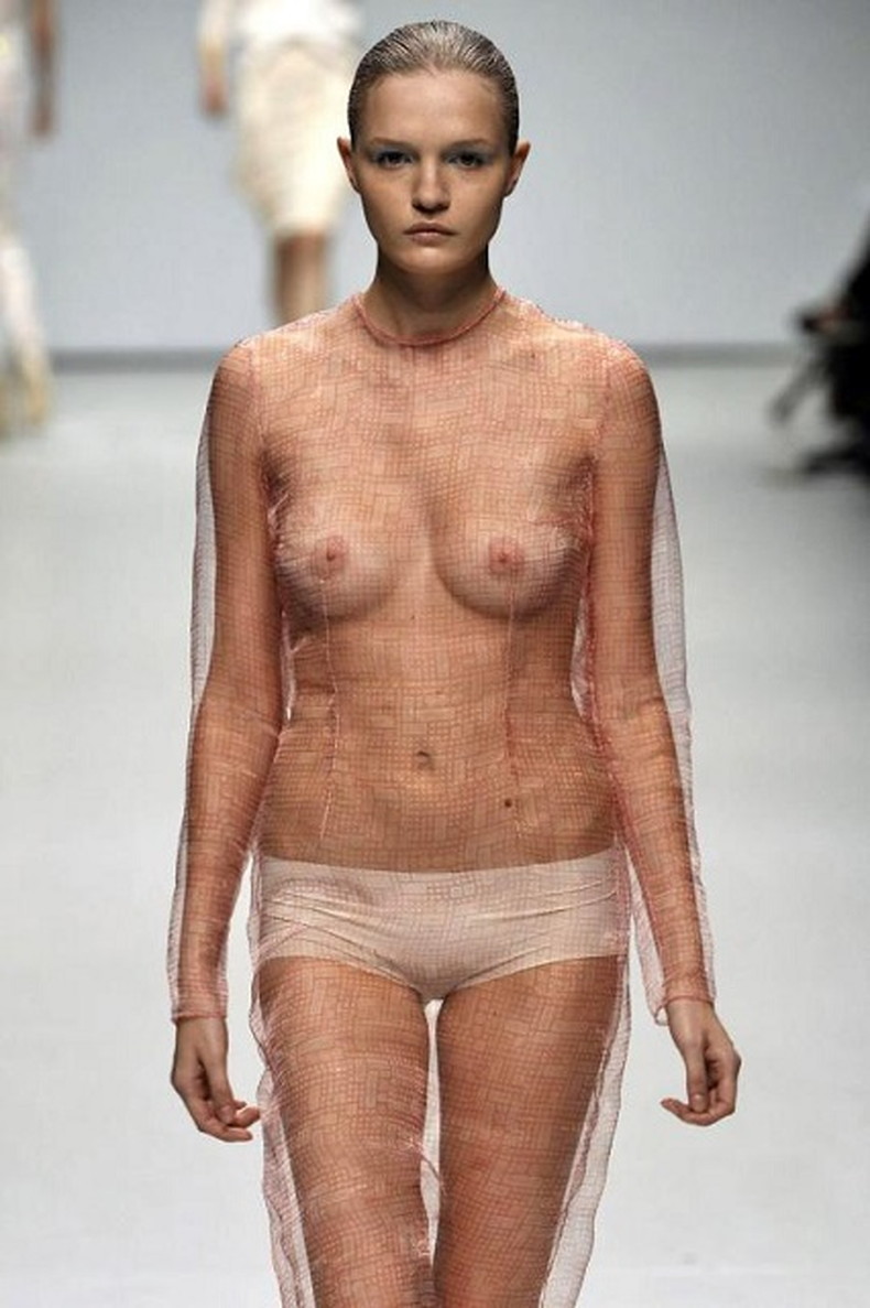 【おっぱい】スレンダーなちっぱいのモデルがファッションショーで惜しげもなく乳首を露出してる貧乳モデルのおっぱい画像集！w【80枚】 27