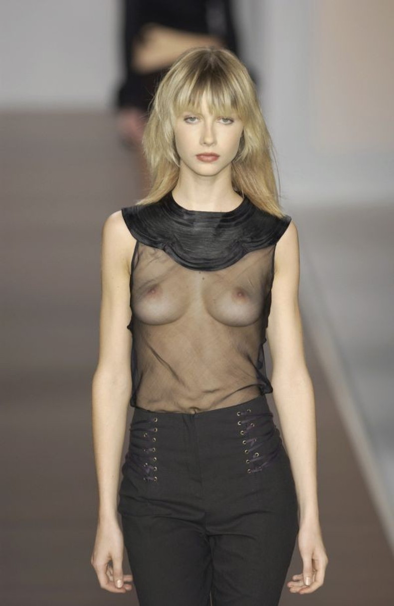 【おっぱい】スレンダーなちっぱいのモデルがファッションショーで惜しげもなく乳首を露出してる貧乳モデルのおっぱい画像集！w【80枚】 38