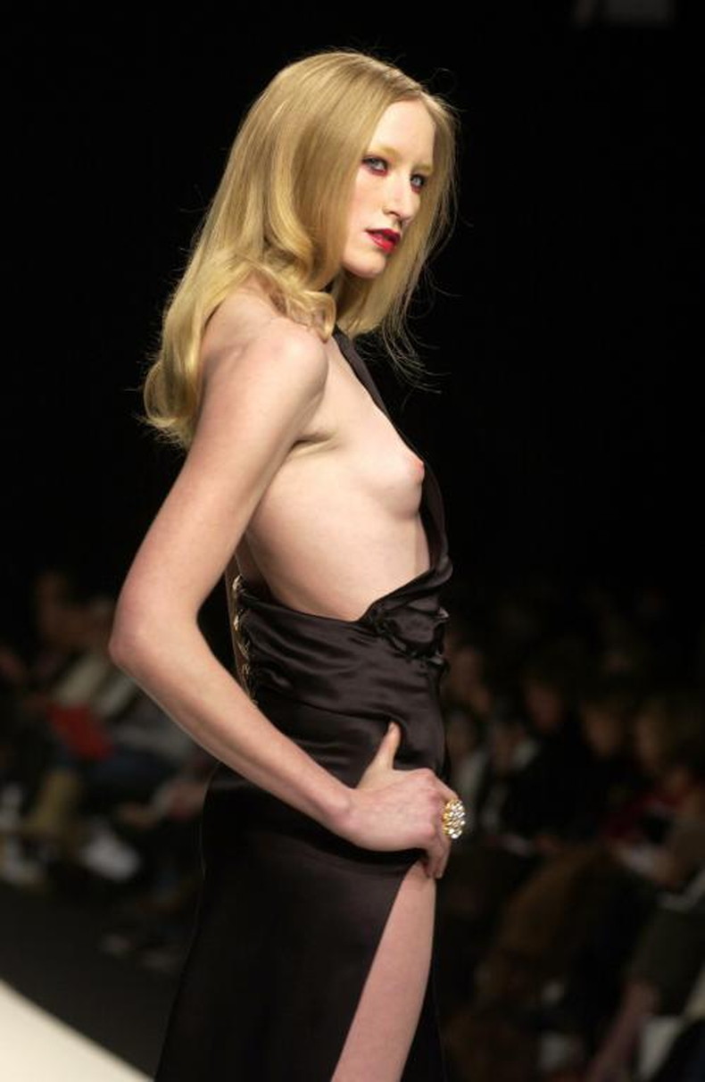 【おっぱい】スレンダーなちっぱいのモデルがファッションショーで惜しげもなく乳首を露出してる貧乳モデルのおっぱい画像集！w【80枚】 74
