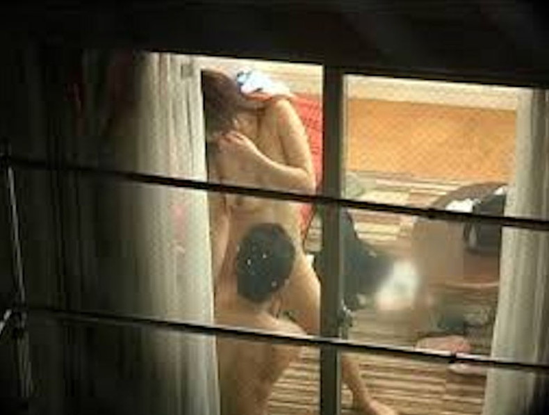 【おっぱい】マンションの窓やラブホの室内、ネットカフェやカラオケボックスでセックスしてる素人カップルや夫婦を隠し撮りしたセックス盗撮のおっぱい画像集！ww【80枚】 43
