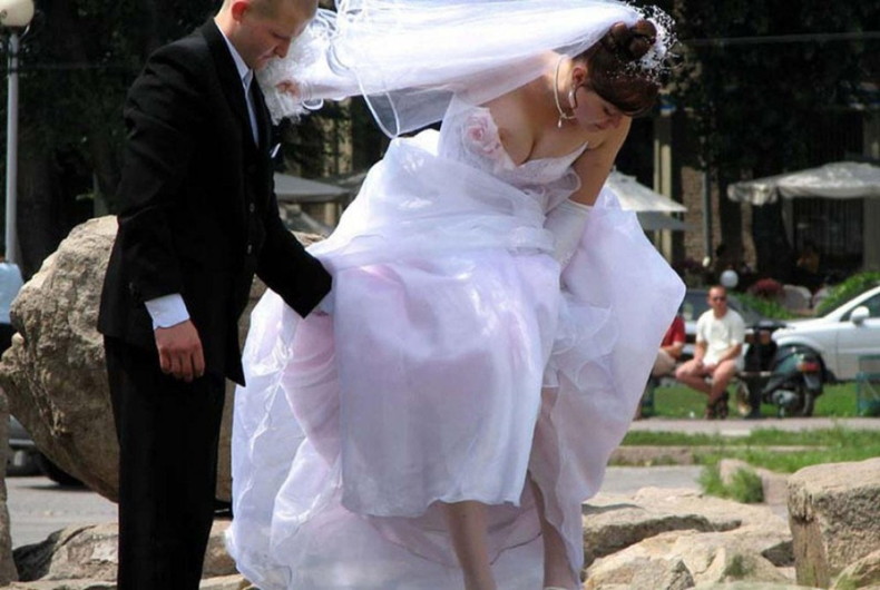 【おっぱい】結婚式の花嫁のウェディングドレスや受付のドレスお嬢さんの前屈み胸チラを隠し撮りしてご祝儀分得をする結婚式胸チラのおっぱい画像集！ww【80枚】 12