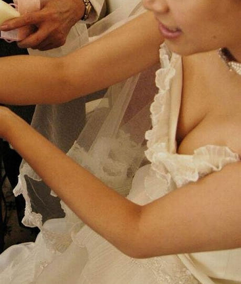 【おっぱい】結婚式の花嫁のウェディングドレスや受付のドレスお嬢さんの前屈み胸チラを隠し撮りしてご祝儀分得をする結婚式胸チラのおっぱい画像集！ww【80枚】 79