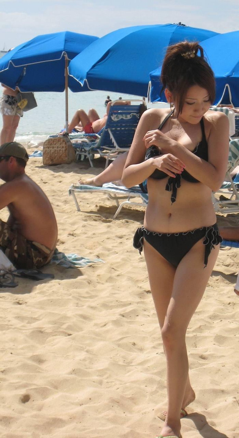 【おっぱい】ビーチでエロ過ぎる素人のビキニギャルを発見したので谷間や胸チラを盗撮したったビーチ巨乳のおっぱい画像集！ww【80枚】 41