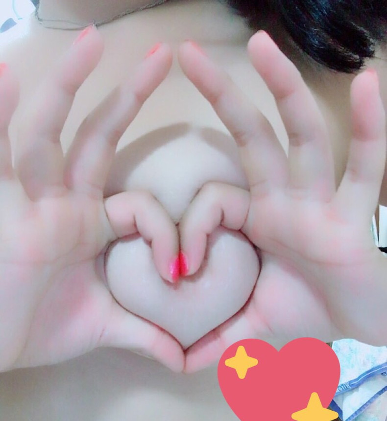 【おっぱい】指ハートの代わりにおっぱいをハート型に潰して誘惑してくれてるおっぱいハート画像集!ww!【80枚】 23