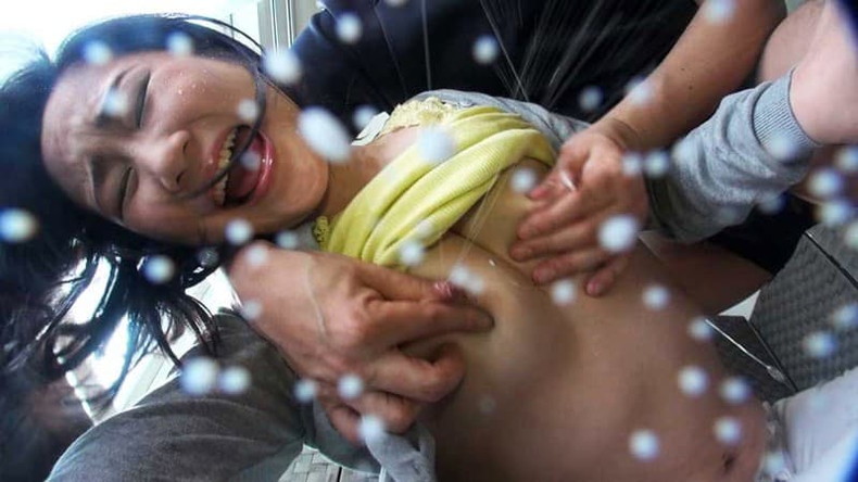 【おっぱい】変態人妻が母乳を噴出させて不倫相手にミルクをぶっかけしてる母乳シャワーのおっぱい画像集！w【80枚】 70