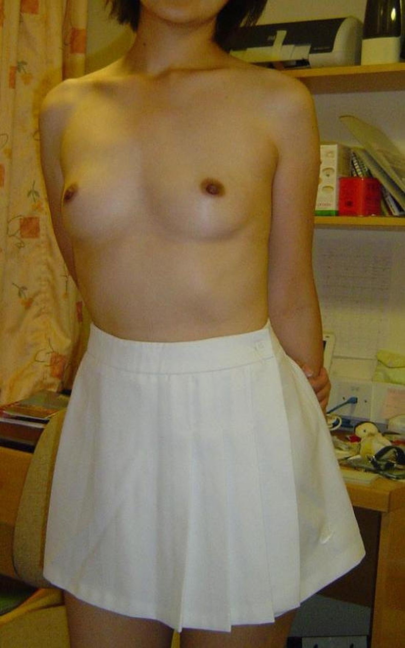 【おっぱい】下はしっかり履いてるのに上半身裸でおっぱい丸見え状態のトップレスおっぱい画像集!w【80枚】 21