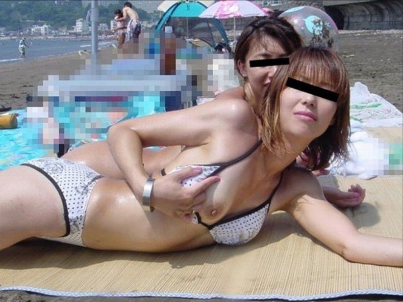【おっぱい】ビーチやプールで発見した乳首ポロリハプニングしてる女の子を盗撮した水着おっぱい画像集【80枚】 14