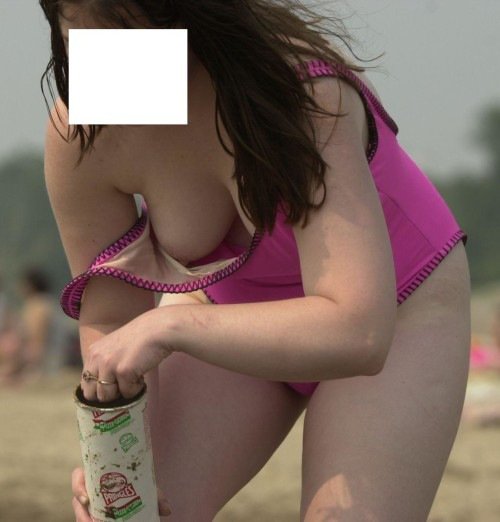 【おっぱい】ビーチやプールで発見した乳首ポロリハプニングしてる女の子を盗撮した水着おっぱい画像集【80枚】 15