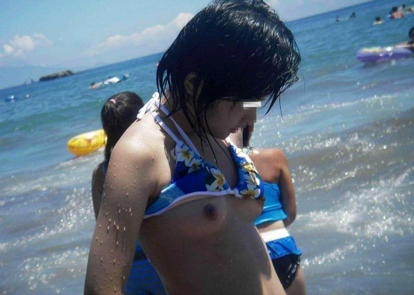 【おっぱい】ビーチやプールで発見した乳首ポロリハプニングしてる女の子を盗撮した水着おっぱい画像集【80枚】 19