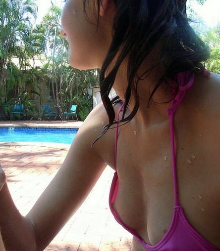 【おっぱい】ビーチやプールで発見した乳首ポロリハプニングしてる女の子を盗撮した水着おっぱい画像集【80枚】 67