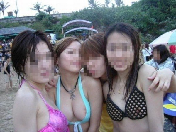 【おっぱい】ビーチやプールで発見した乳首ポロリハプニングしてる女の子を盗撮した水着おっぱい画像集【80枚】 74