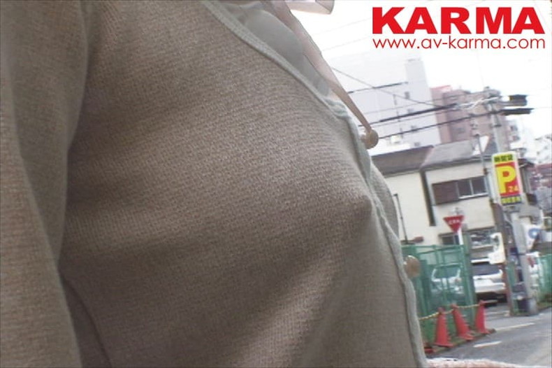 【おっぱい】服の上から見える乳首ぽっちんが全裸よりもエロい件wwノーブラで勃起乳首がツンと立ってる乳首ぽっちんのおっぱい画像集ww!w【80枚】 19