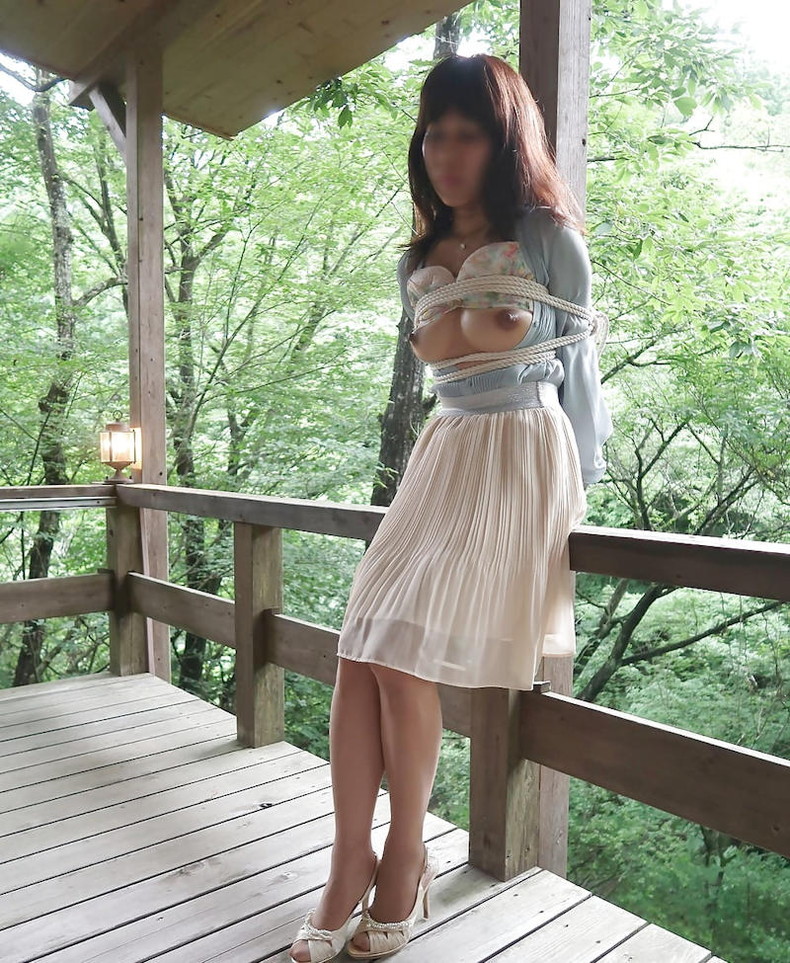 【おっぱい】人が来そうな野外でドマゾ娘が巨乳を晒して緊縛プレイやオナニー鑑賞されてる野外調教のおっぱい画像集!w【80枚】 52