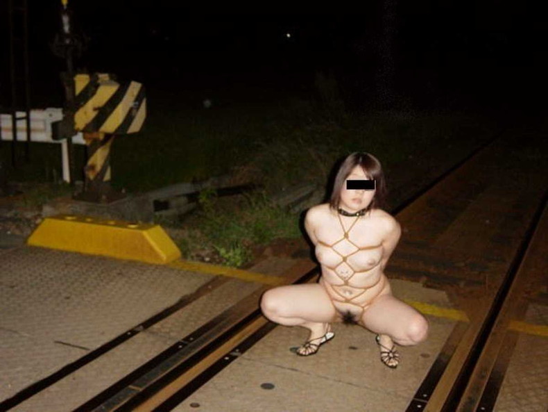 【おっぱい】人が来そうな野外でドマゾ娘が巨乳を晒して緊縛プレイやオナニー鑑賞されてる野外調教のおっぱい画像集!w【80枚】 61
