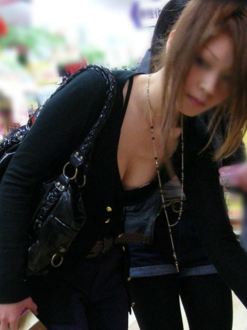 【おっぱい】街中や電車で素人女子の谷間を覗いて隠し撮り!前屈みのブラチラや胸チラが無防備過ぎる素人谷間のおっぱい画像集!w【80枚】 53