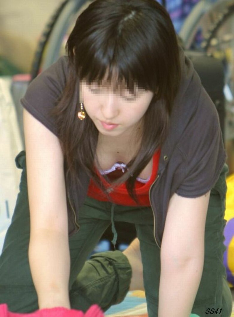 【おっぱい】街中や電車で素人女子の谷間を覗いて隠し撮り!前屈みのブラチラや胸チラが無防備過ぎる素人谷間のおっぱい画像集!w【80枚】 72