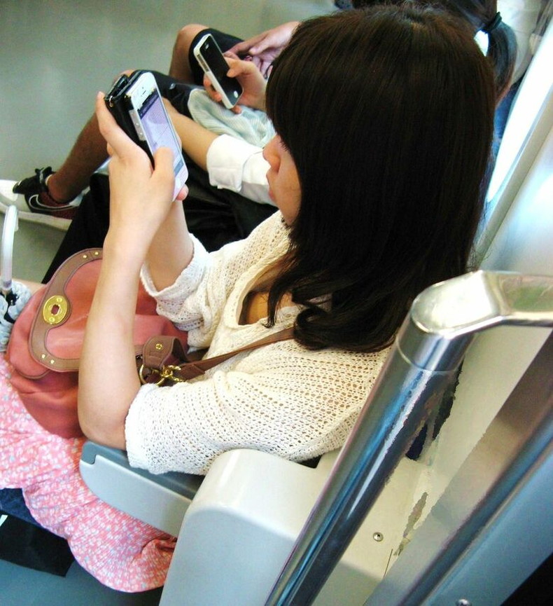 【おっぱい】街中や電車で素人女子の谷間を覗いて隠し撮り!前屈みのブラチラや胸チラが無防備過ぎる素人谷間のおっぱい画像集!w【80枚】 79