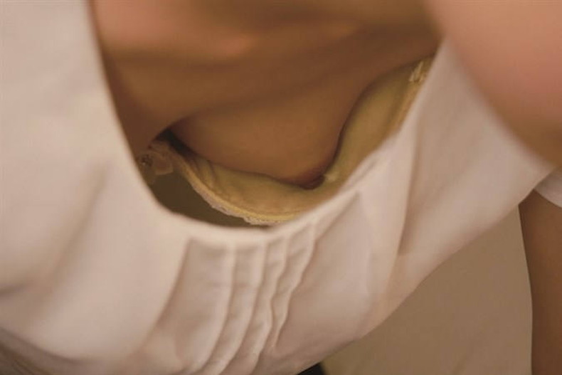 【おっぱい】前屈みしたら谷間も乳房も乳首も胸チラしちゃってる胸元ゆるゆるのおっぱい画像集!w【80枚】 12