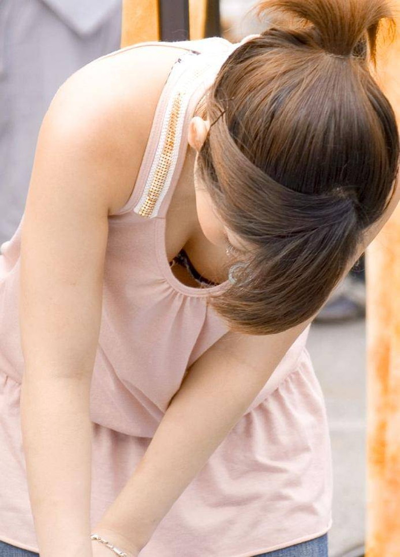 【おっぱい】前屈みしたら谷間も乳房も乳首も胸チラしちゃってる胸元ゆるゆるのおっぱい画像集!w【80枚】 46