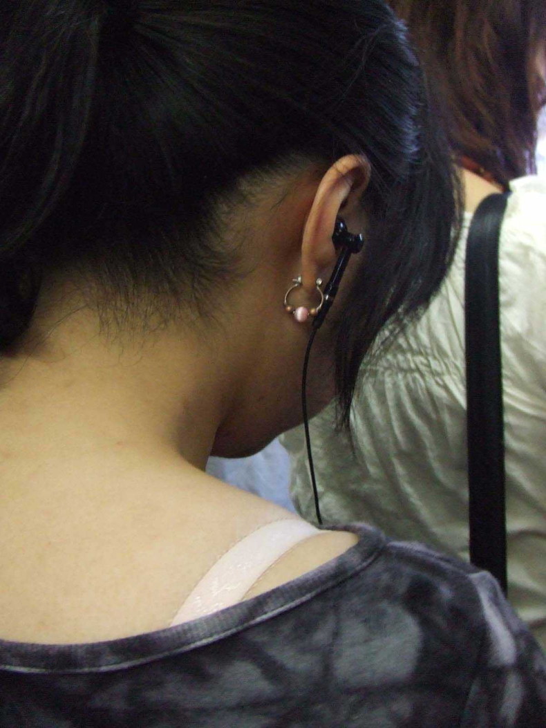 【おっぱい】ブラジャーのストラップがズレて肩から見えてる素人女子がプチエロなブラ紐ずれてるおっぱい画像集!ww【80枚】 38