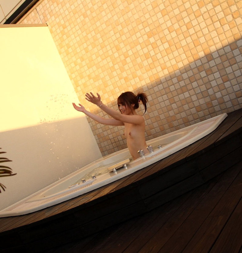 【おっぱい】激カワ女子がおっぱいを湯船に浮かべて一緒に入浴してる気分を味わえる入浴女子のおっぱい画像集！ww【80枚】 44