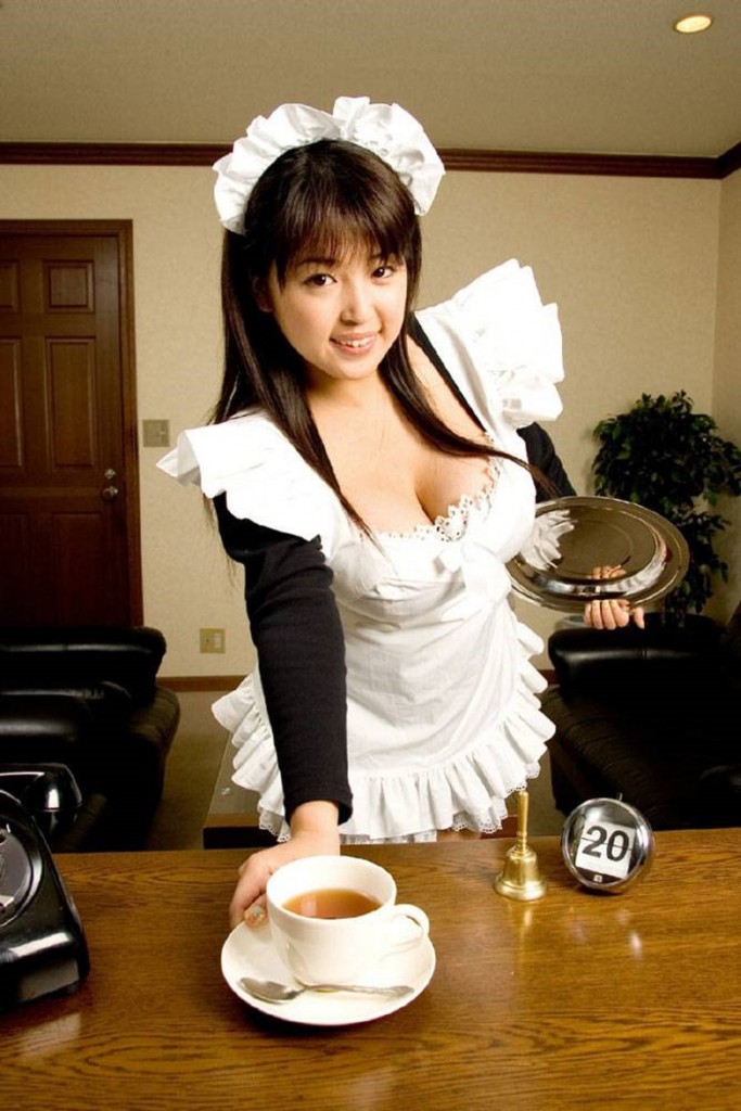 【おっぱい】ご注文はパイズリでよろしいですね?wwサービス過剰でエロ巨乳のウェイトレスおっぱい画像集【80枚】 42