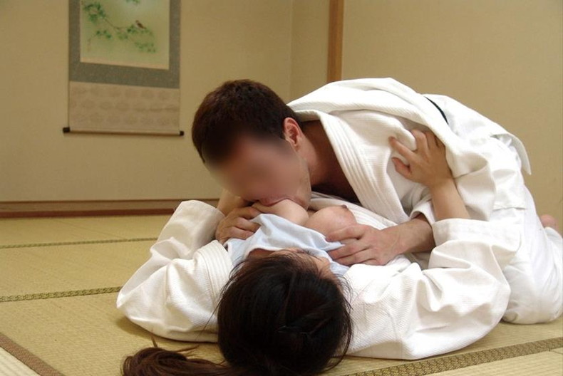 【おっぱい】柔道や剣道、空手や弓道や合気道してる美少女たちが道場で乳首を吸われ寝取られ稽古をしている道着おっぱい画像集【80枚】 17