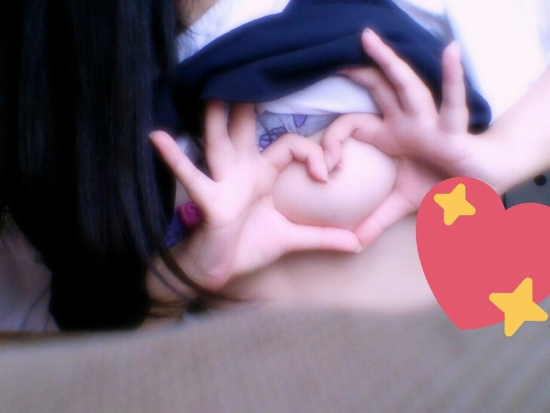 【おっぱい】イマドキの美巨乳女子たちがおっぱいでハート作って自撮りしてるおっぱいハート画像集【80枚】 18