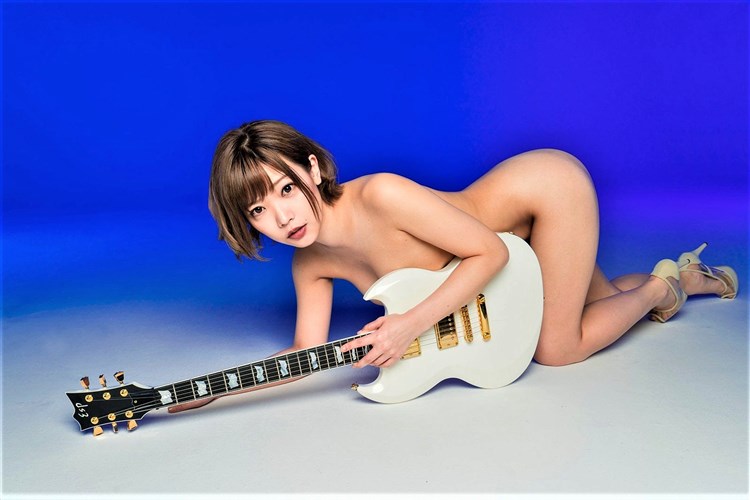 【おっぱい】全裸で自慢の美巨乳揺らしながらギターを爪弾いて揺らしまくってるギターおっぱい画像集【80枚】 15