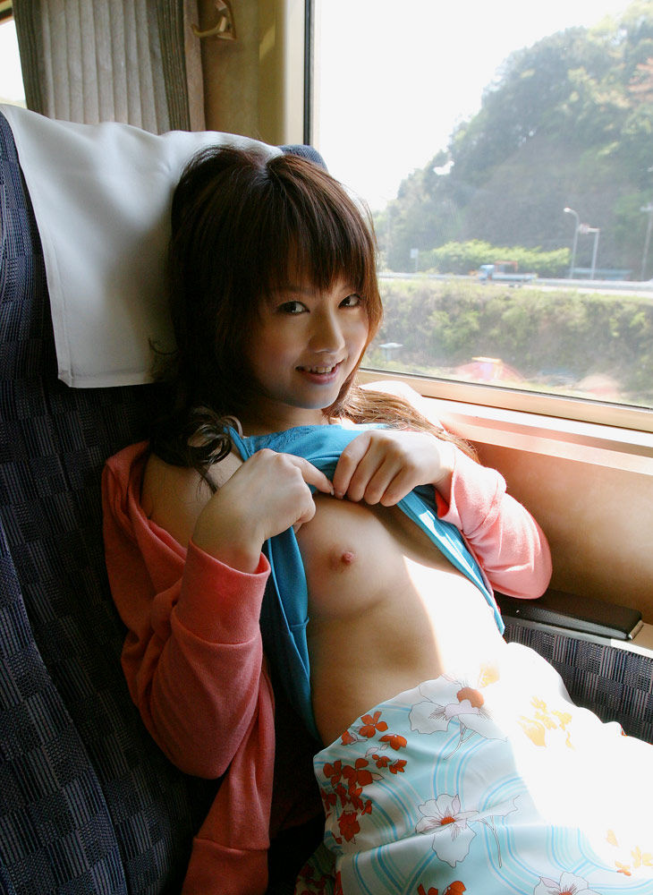 【おっぱい】服やキャミソールをたくし上げてブルンと露出された巨乳やロリ貧乳のエロさは異常ww【80枚】 57