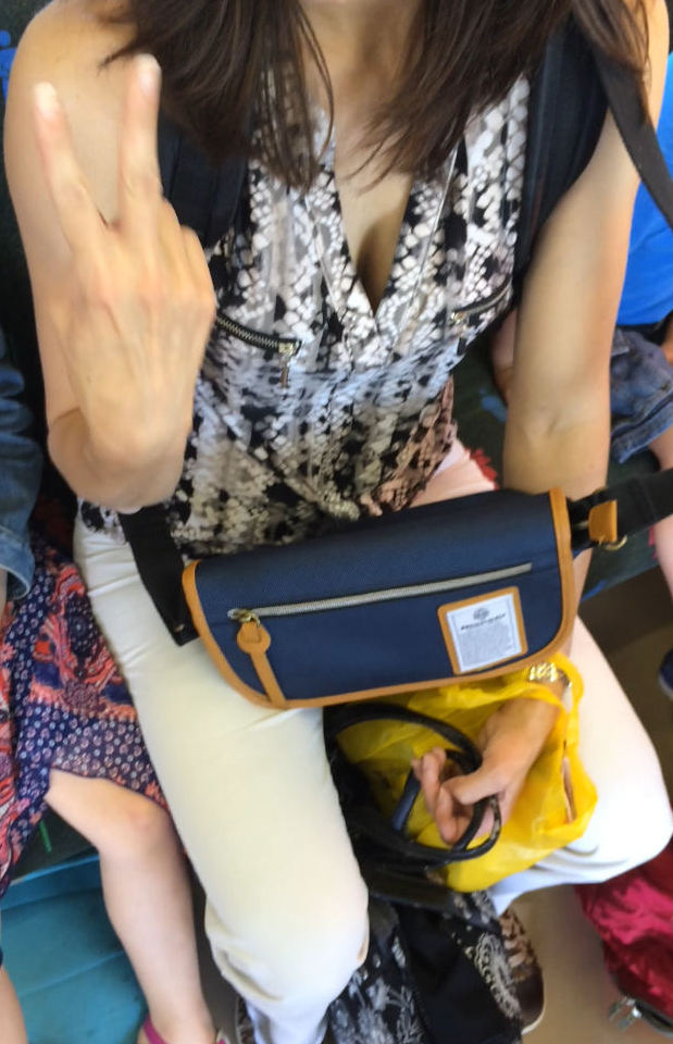 【おっぱい】VネックのセーターやTシャツから谷間が胸チラして上からちんこ突っ込みたくなるVネックおっぱい画像集!【80枚】 74