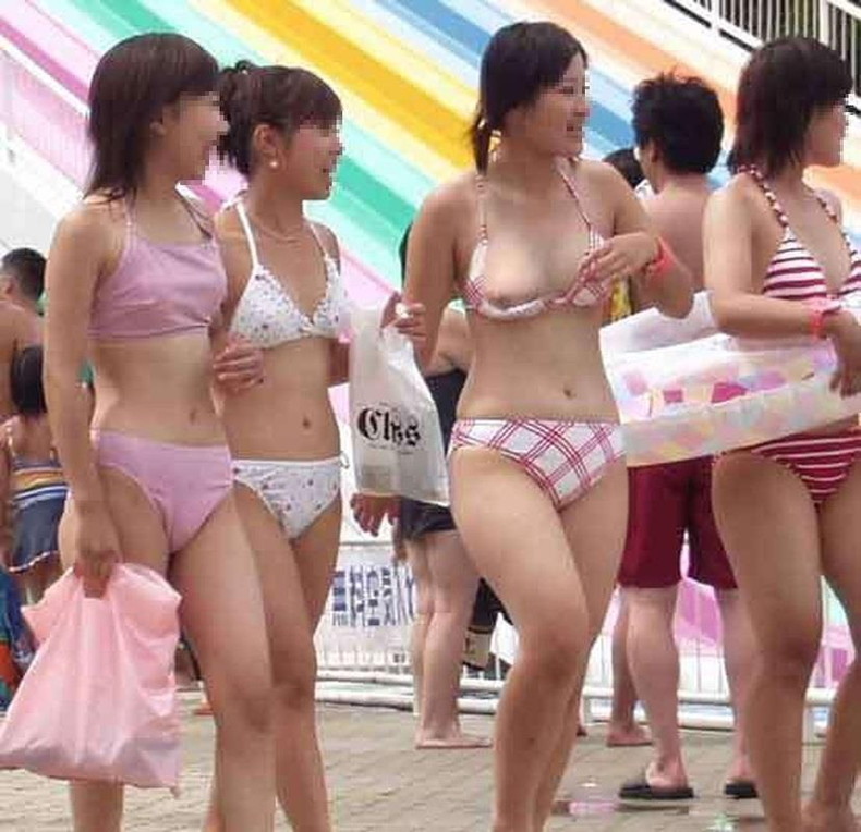 【おっぱい】競泳水着やスク水、ビキニのパツパツ水着を脱がずに捲って乳首を露出して誘惑してくれてる水着ずらしのおっぱい画像集ww【80枚】 07