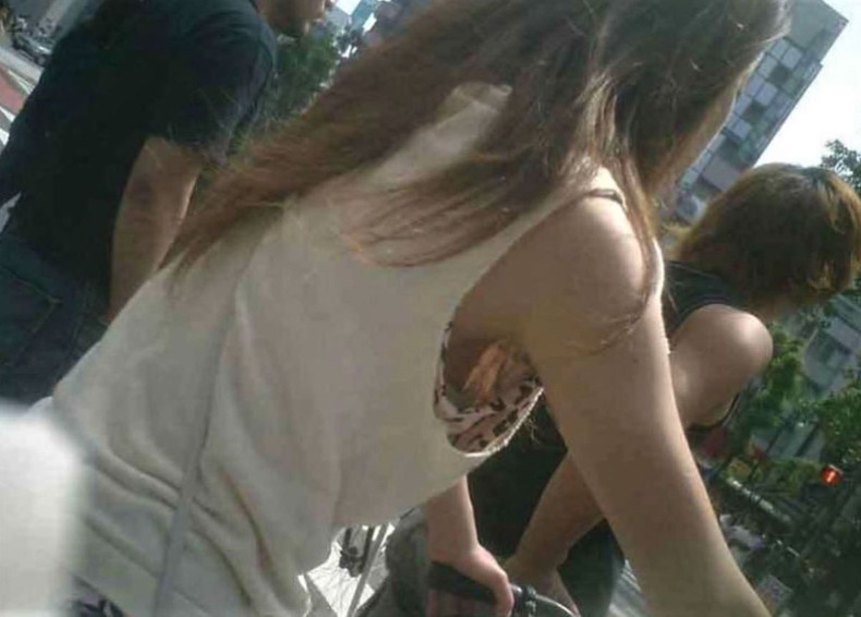 【おっぱい】ノースリーブの素人娘の胸チラやブラチラ、腋の下を街中で盗撮しちゃったノースリーブおっぱい画像集ww【80枚】 26