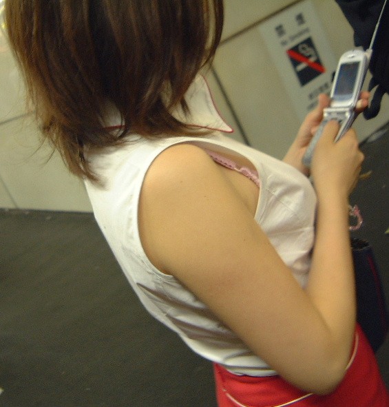 【おっぱい】ノースリーブの素人娘の胸チラやブラチラ、腋の下を街中で盗撮しちゃったノースリーブおっぱい画像集ww【80枚】 69