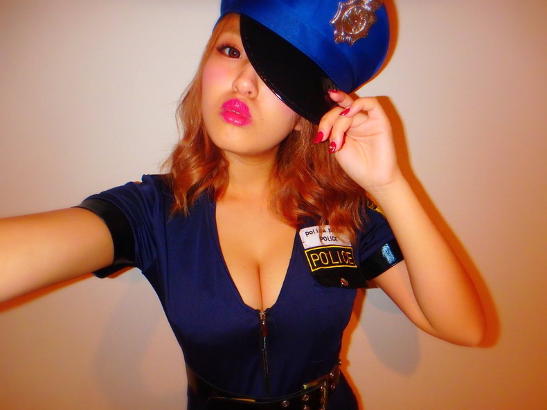 【おっぱい】婦人警官、ミニスカポリスのコスプレ娘たちが美乳を露出したり強調してくれて逮捕された過ぎる婦人警官のおっぱい画像集ww！【80枚】 26