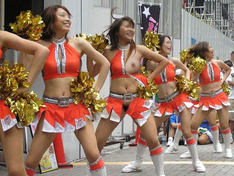 【おっぱい】ビキニ娘や素人コスプレイヤーたちの乳首がポロリ!水着や下着がずれておっぱい丸見えになっちゃったおっぱいポロリ画像集ww【80枚】 24
