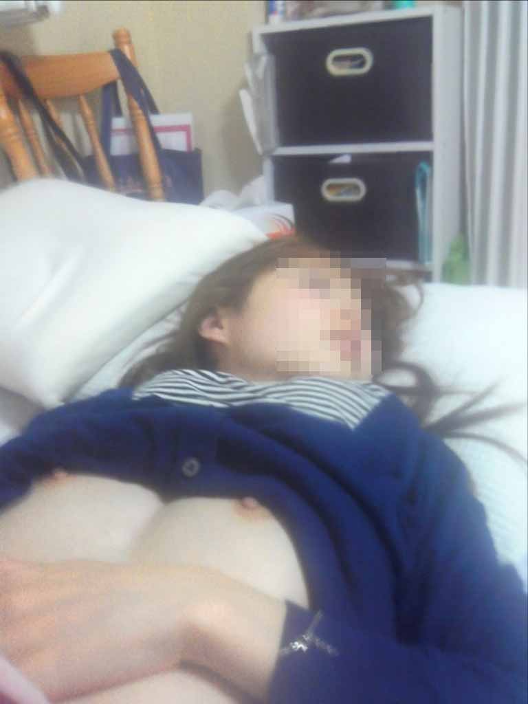 【おっぱい】旅行中の友人の奥さんや彼女、寝てる妹や姉貴の部屋に夜這いして乳首を弄って睡眠姦したった夜這いのおっぱい画像集!!【80枚】 58