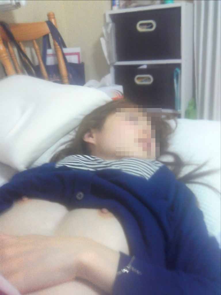 【おっぱい】旅行中の友人の奥さんや彼女、寝てる妹や姉貴の部屋に夜這いして乳首を弄って睡眠姦したった夜這いのおっぱい画像集！！【80枚】 58